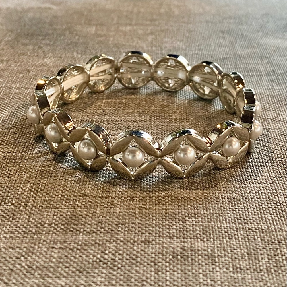 Silver and faux pearl stretch bracelet